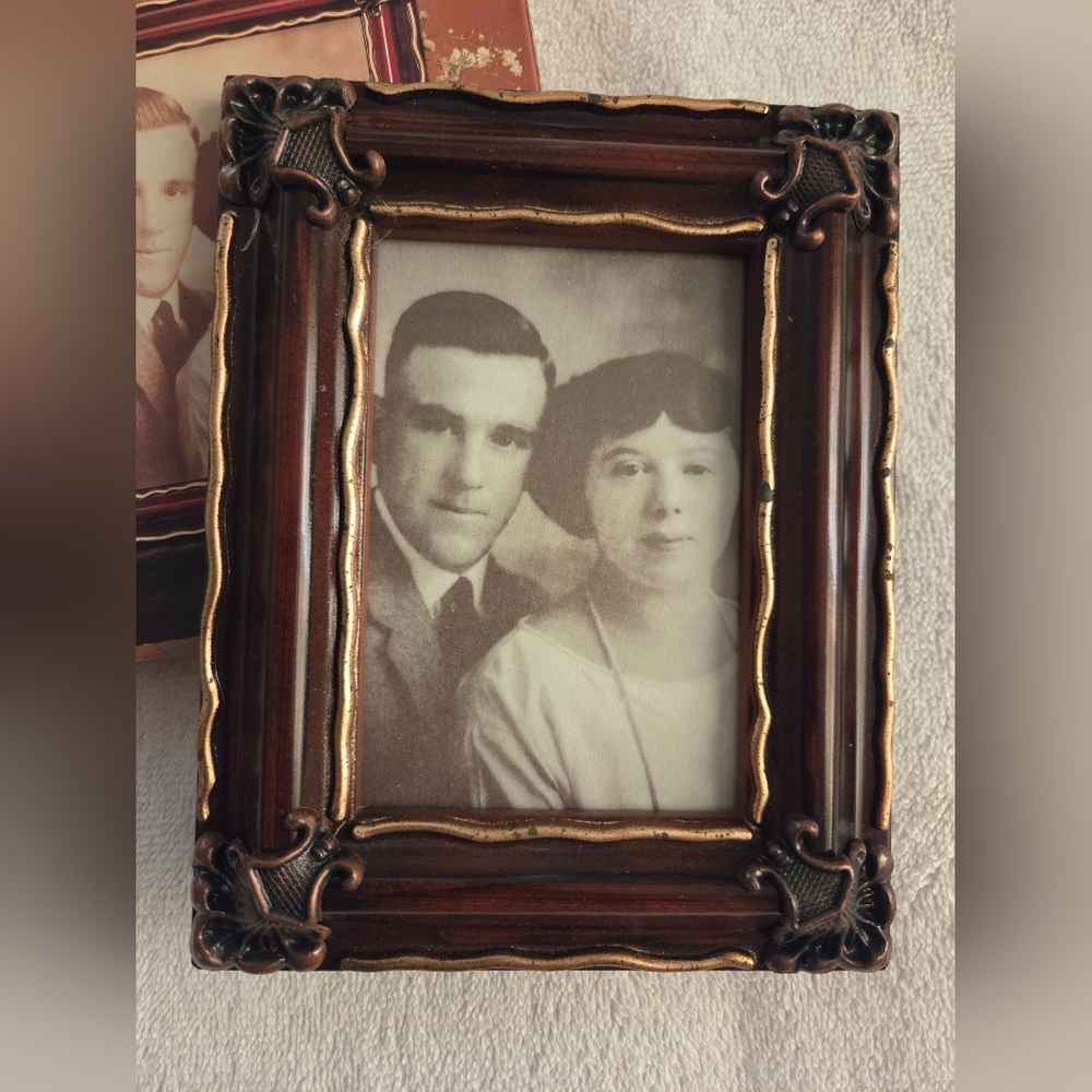 Deluxe Antique Photo Frame - Brown